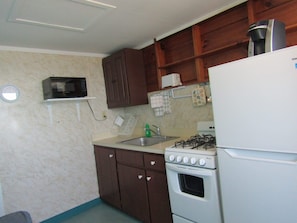 Mikrobølgeovn, ovn, kokeplater og kaffetrakter/tekoker