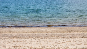 A beach with clear blue water and a sandy shore. - Romatic Retreat at the Honeymoon Sunday Cottage located at the Oceana Cottages (North Truro)
