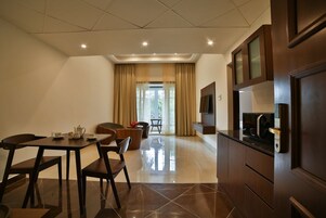 Egyptian cotton sheets, premium bedding, minibar, desk