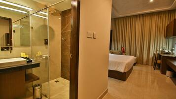 Een douche, een regendouche, gratis toiletartikelen, een haardroger