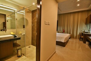 Shower, rainfall showerhead, free toiletries, hair dryer