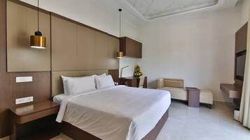 Egyptian cotton sheets, premium bedding, minibar, desk