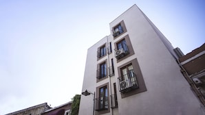 A multi-story building with balconies and a clear sky. - Hotel Kale 17 (Çanakkale)