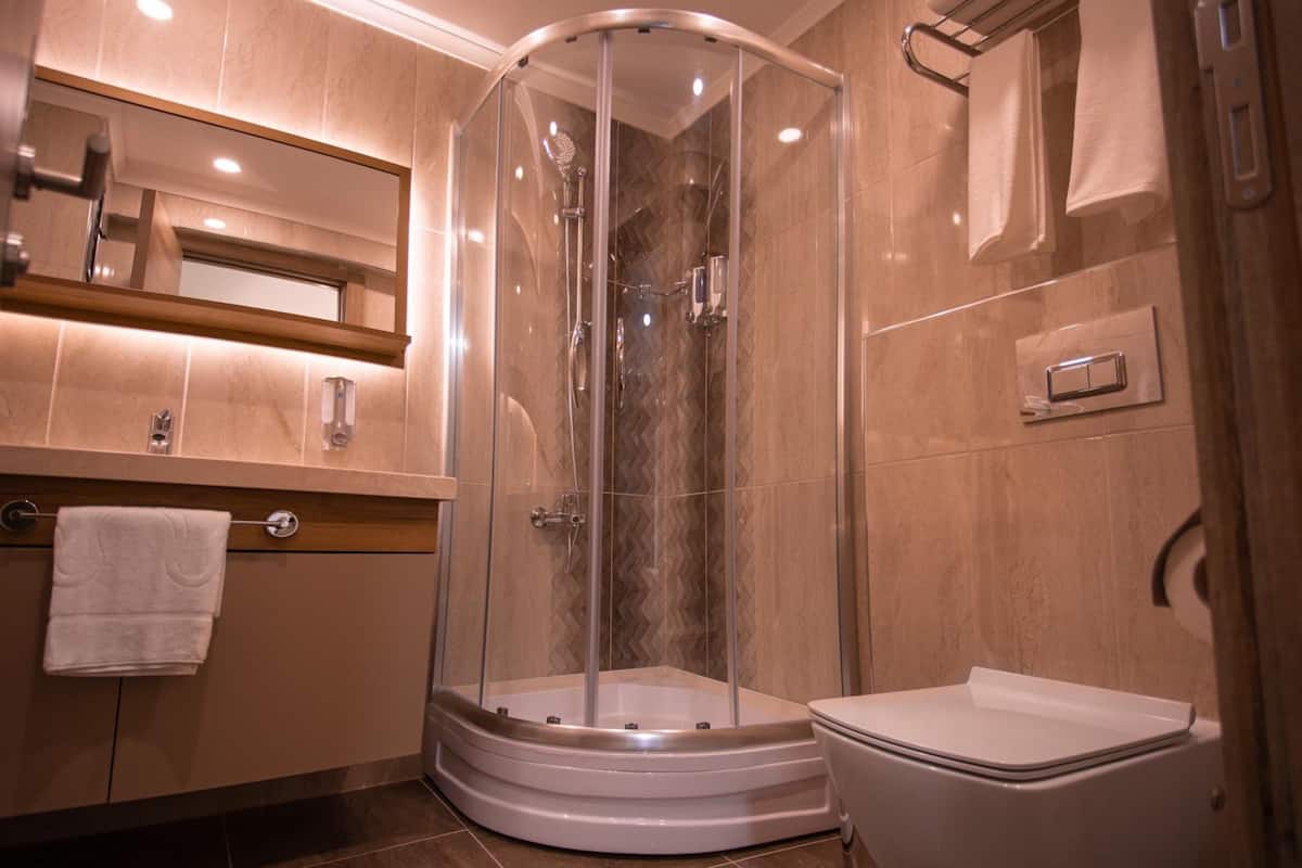standard double room, city view | bathroom | shower, rainfall showerhead, hair dryer, slippers