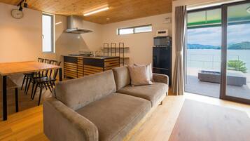 43-inch flat-screen TV with digital channels, TV, heated floors