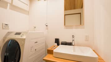 ฝักบัวในอ่างอาบน้ำ, ของใช้ในห้องน้ำฟรี, ไดร์เป่าผม, รองเท้าสวมภายในห้อง