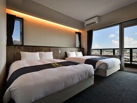 [Upper Floor] Royal Suite Condo, Non Smoking | Down comforters, blackout drapes, free WiFi, bed sheets