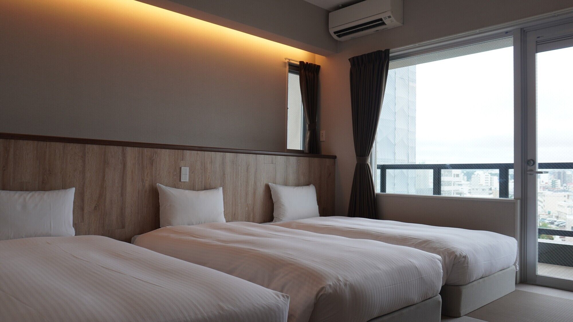 Suite de estilo japonés | Edredones de plumas, cortinas opacas, wifi gratis y ropa de cama