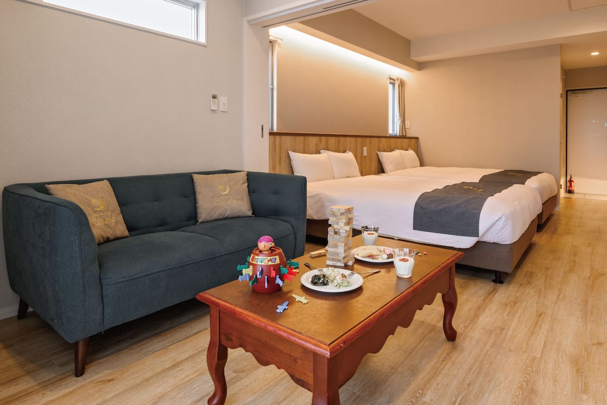 Deluxe Twin kamer, niet-roken | Woonruimte | Een televisie