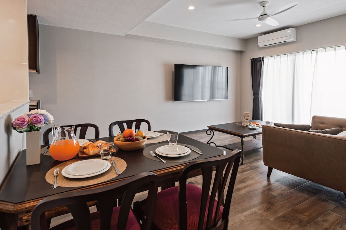 Royal suite, meerdere bedden, niet-roken (4 beds) | 2 slaapkamers, donzen dekbedden, verduisterende gordijnen, gratis wifi