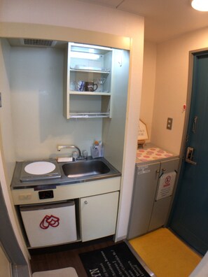 Apartamento (406) | Cocina básica privada | Frigorífico, microondas, placa de cocina y utensilios de cocina