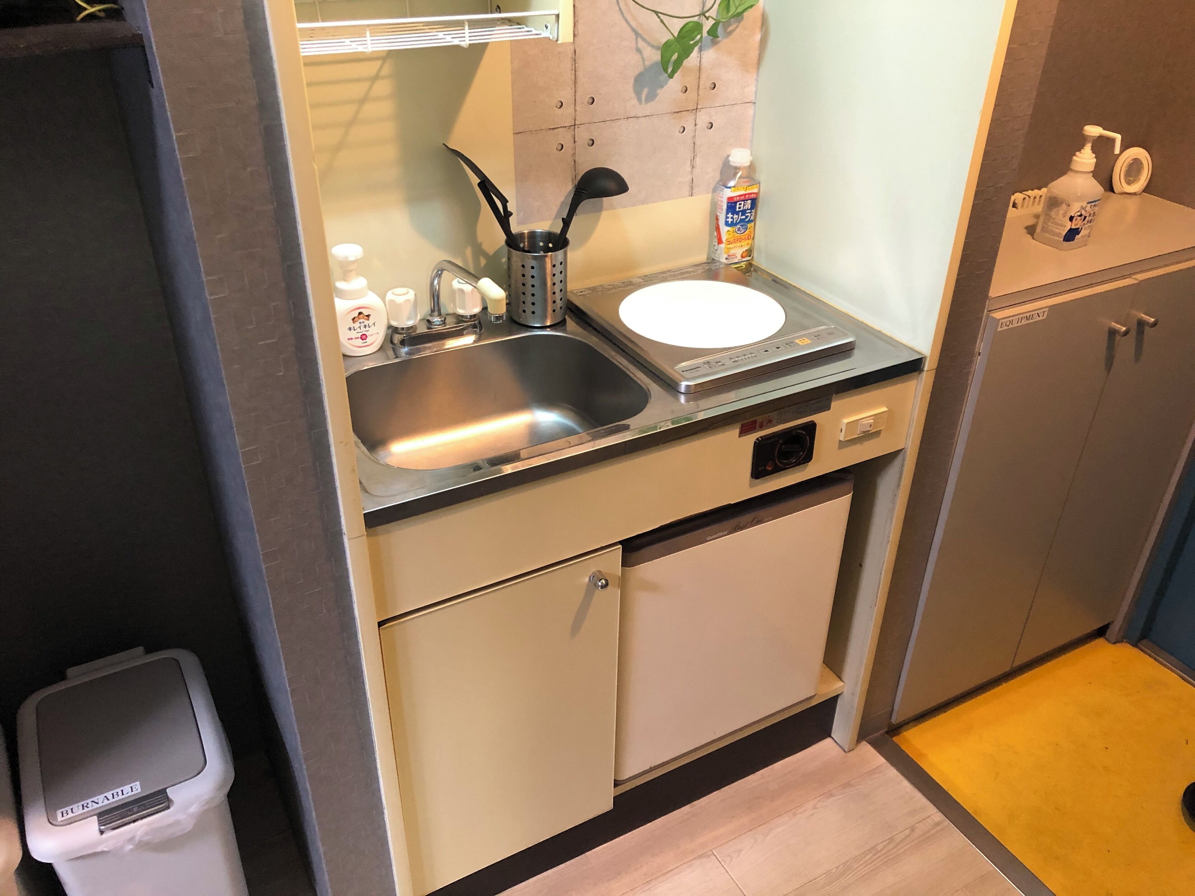208 | Private kitchenette | Fridge, microwave, stovetop, cookware/dishes/utensils