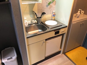 Apartemen (208) | Dapur kecil pribadi | Lemari es, microwave, kompor, dan peralatan masak/sendok-piring