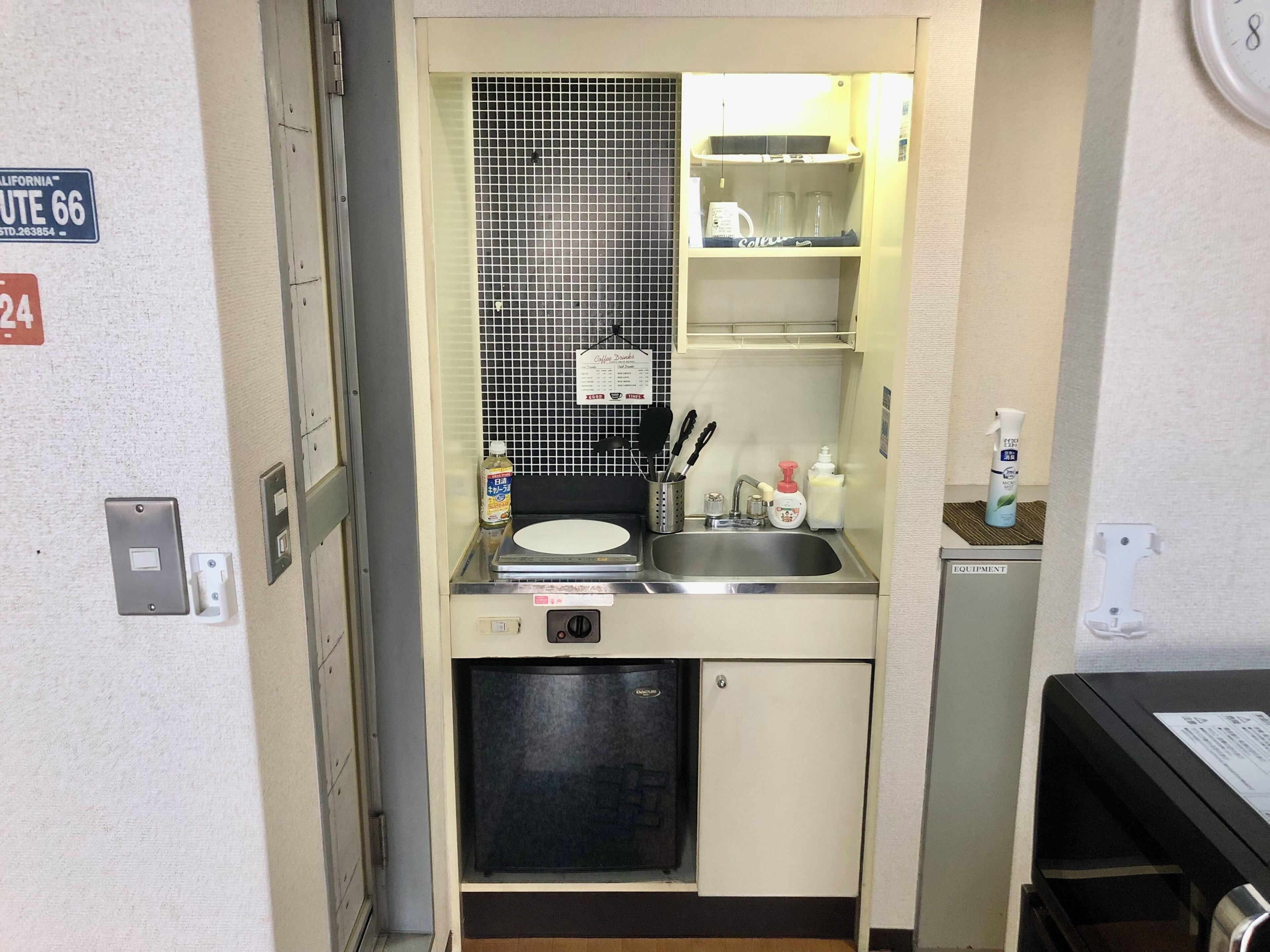 301 | Private kitchenette | Fridge, microwave, stovetop, cookware/dishes/utensils