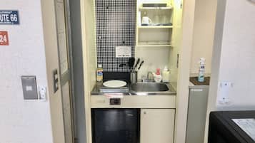 301 | Private kitchenette | Fridge, microwave, stovetop, cookware/dishes/utensils
