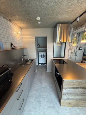 Cobertura básico | Cozinha privada | Geladeira, micro-ondas, cooktop, talheres/pratos/utensílios de cozinha
