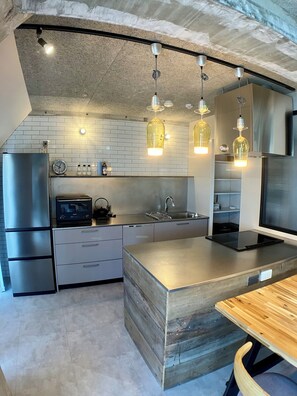 Penthouse | Cuisine privée | Réfrigérateur, micro-ondes, plaque de cuisson