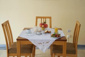 Tägliches inbegriffenes kontinentales Frühstück