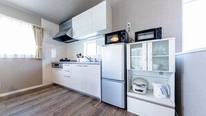 Nhà (Private Vacation Home) | Bếp nhỏ riêng | Tủ lạnh, lò vi sóng, bếp nấu, ấm điện 