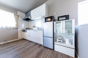Casa (Private Vacation Home) | Cozinha americana privada | Geladeira, micro-ondas, cooktop, chaleira elétrica