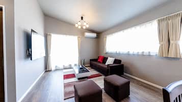 Private Vacation Home | Living room | Flat-screen TV, Netflix, streaming services