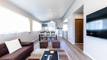 Private Vacation Home | Living room | Flat-screen TV, Netflix, streaming services