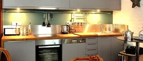 Frigorifero, microonde, forno, piano cottura
