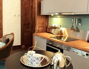 Réfrigérateur, micro-ondes, four, plaque de cuisson