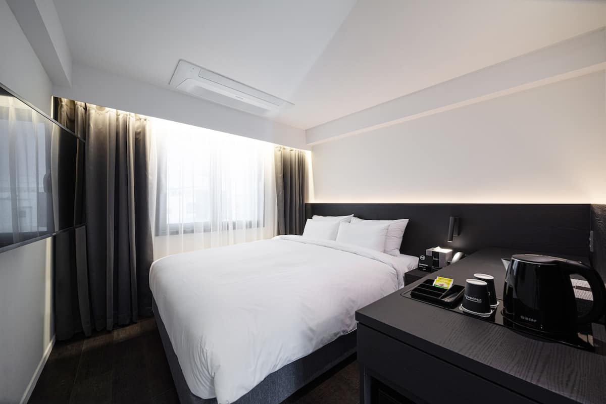 Compact King | Free WiFi, bed sheets