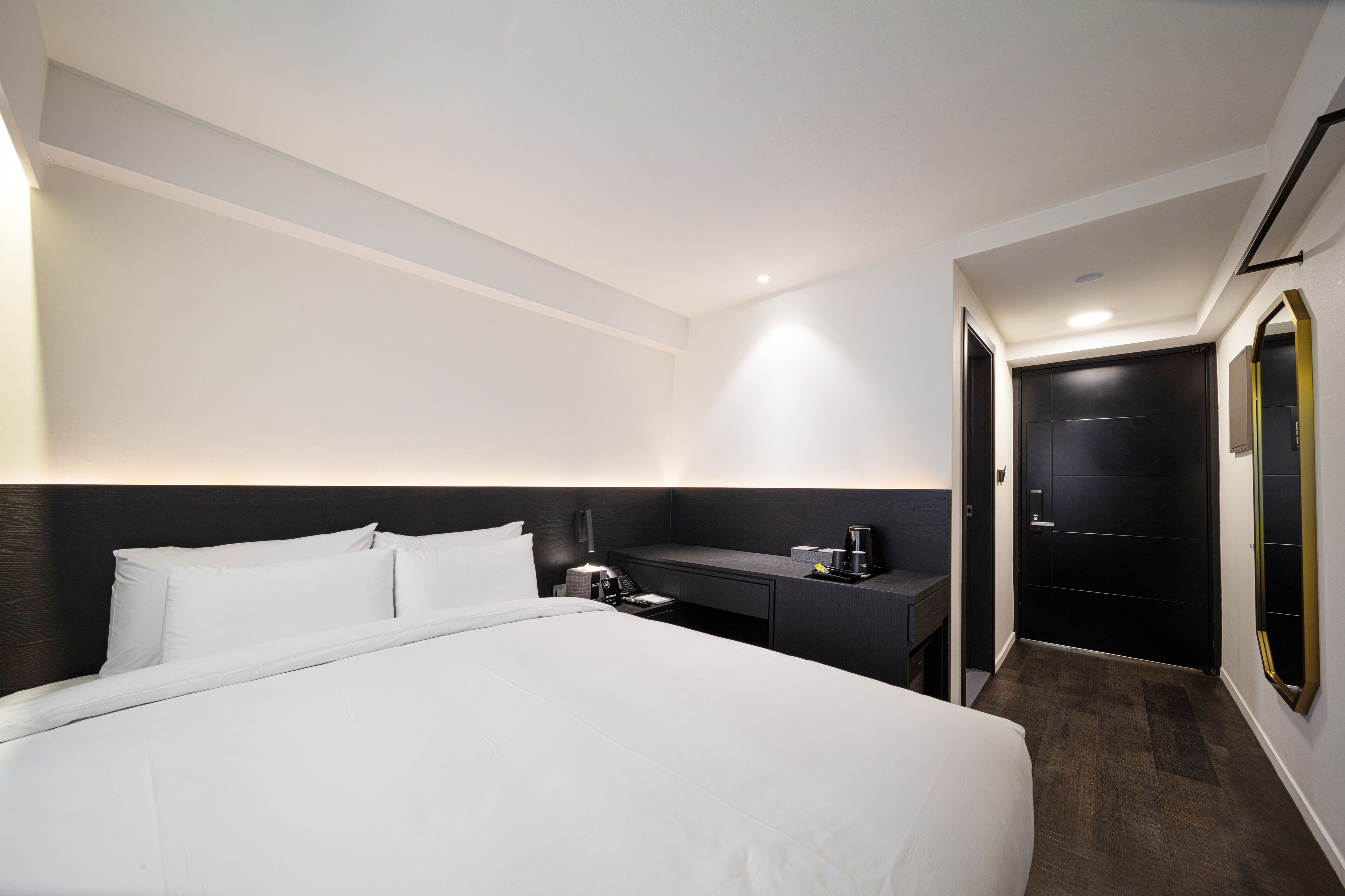 compact king | 1 bedroom, free wifi, bed sheets