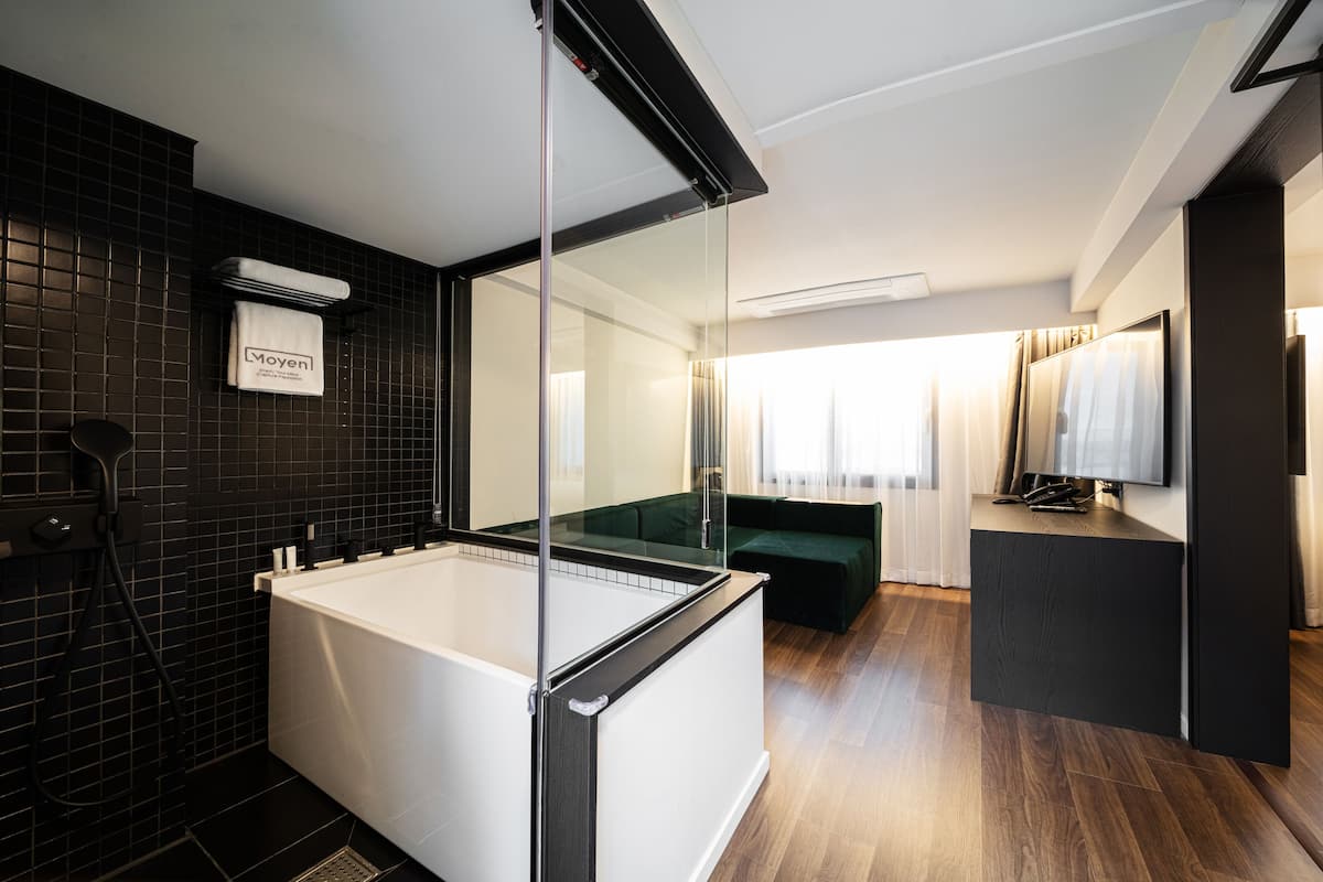 moyen suite | 1 bedroom, free wifi, bed sheets