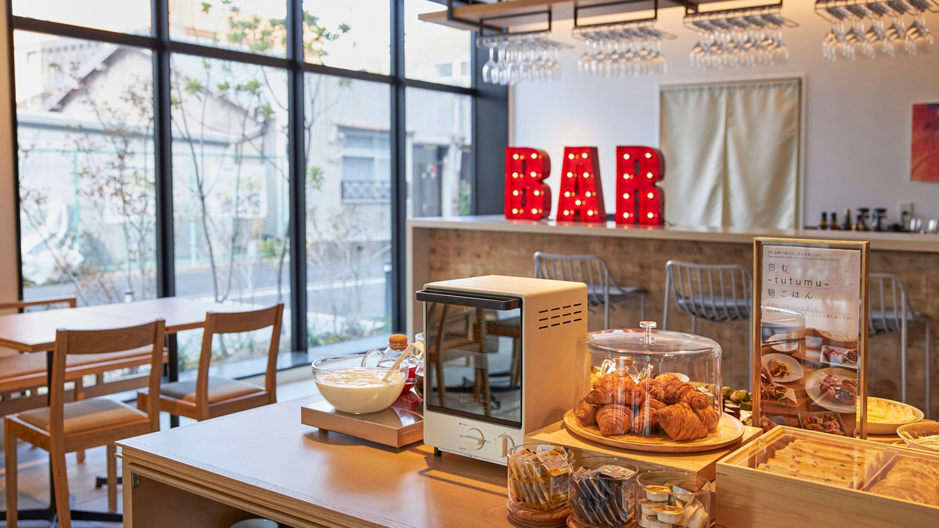 daily buffet breakfast (jpy 1400 per person)