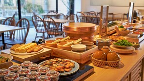 Tägliches Frühstücksbuffet (1400 JPY pro Person)