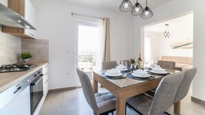 Una cucina moderna con zona pranzo.