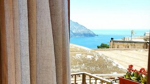 A balcony with a view of the sea and a mountainous landscape. - CASA ALESSANDRA in Positano (Positano)