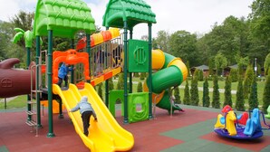 A playground with slides, climbing structures, and a seesaw. - Bungalows an der Ostsee (Kołobrzeg)