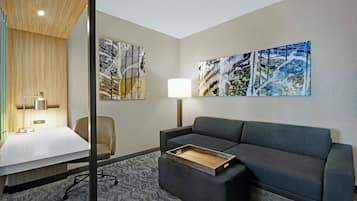 Een bureau, een laptopwerkplek, verduisterende gordijnen