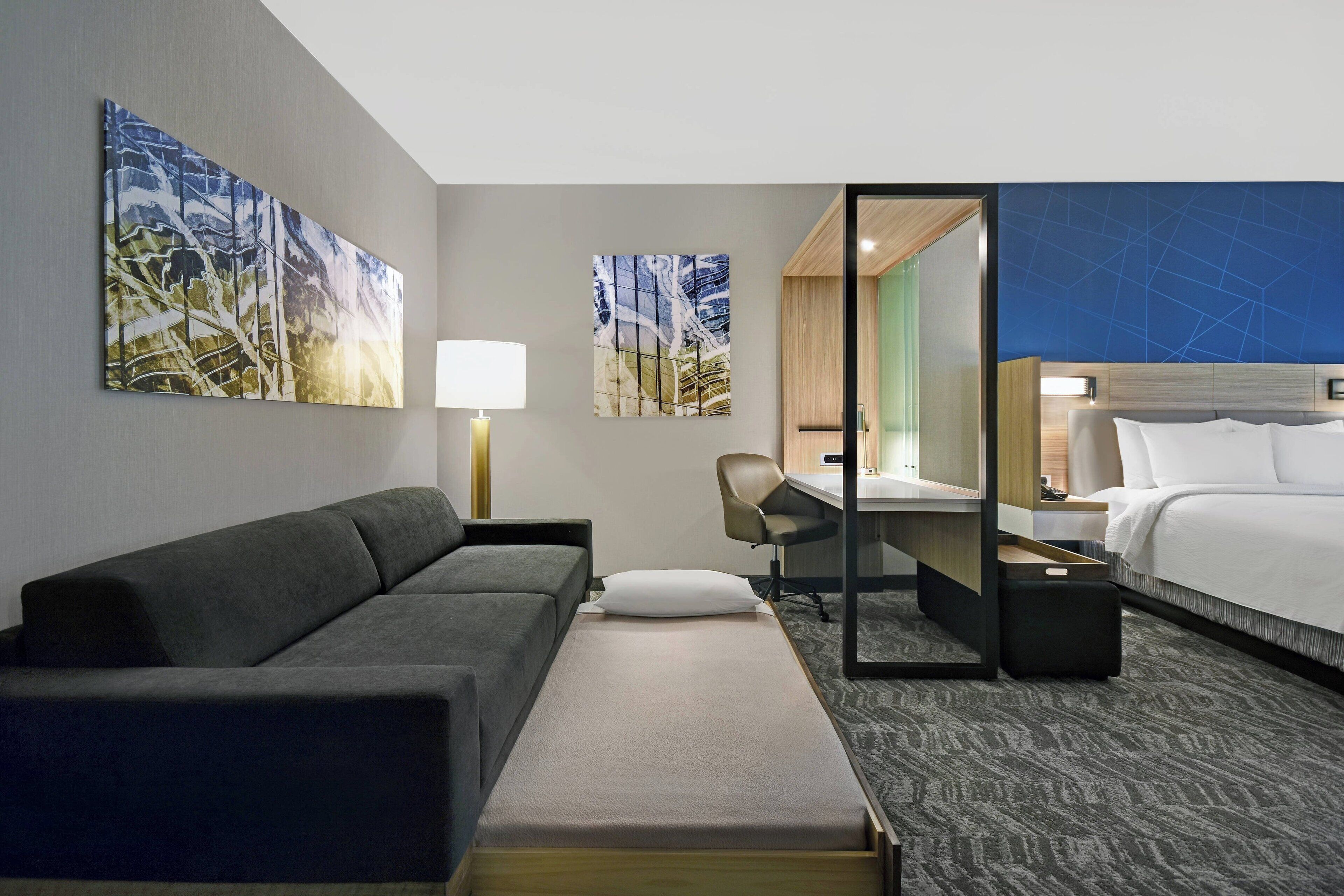 办公桌、笔记本电脑工作区、遮光窗帘、熨斗/熨衣板