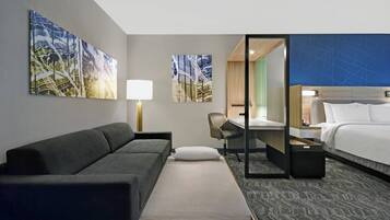 Escritorio, espacio para trabajar con laptop y cortinas blackout