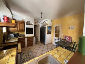 Réfrigérateur, un four, surface de cuisson, lave-vaisselle