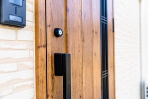 A wooden door with a keyhole and a modern handle. - Bon Moment B (Fujikawaguchiko)