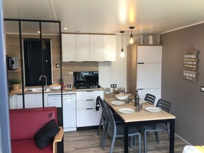 Fridge, microwave, oven, stovetop - 3-bedroom lakeside cottage (Mont-prés-Chambord)