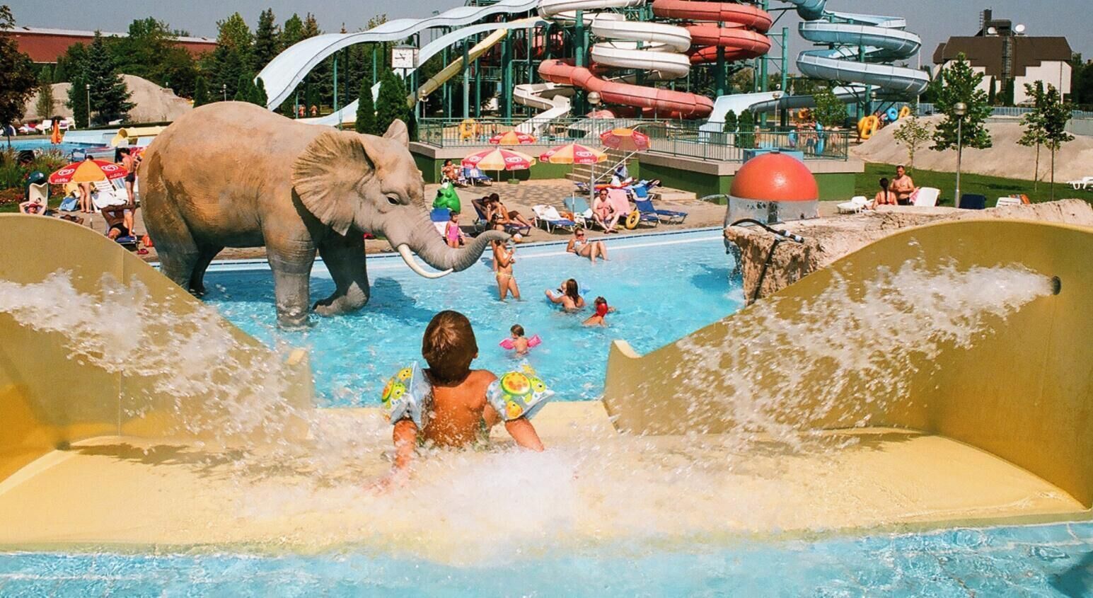 2 piscinas internas, piscina externa, espreguiçadeiras