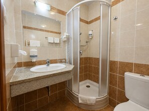 Shower, hair dryer, bathrobes, towels - Hungarospa Thermal Hotel (Hajduszoboszlo)