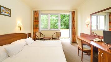 Classic-Doppelzimmer | Minibar, Zimmersafe, Schreibtisch, VerdunkelungsvorhÀnge