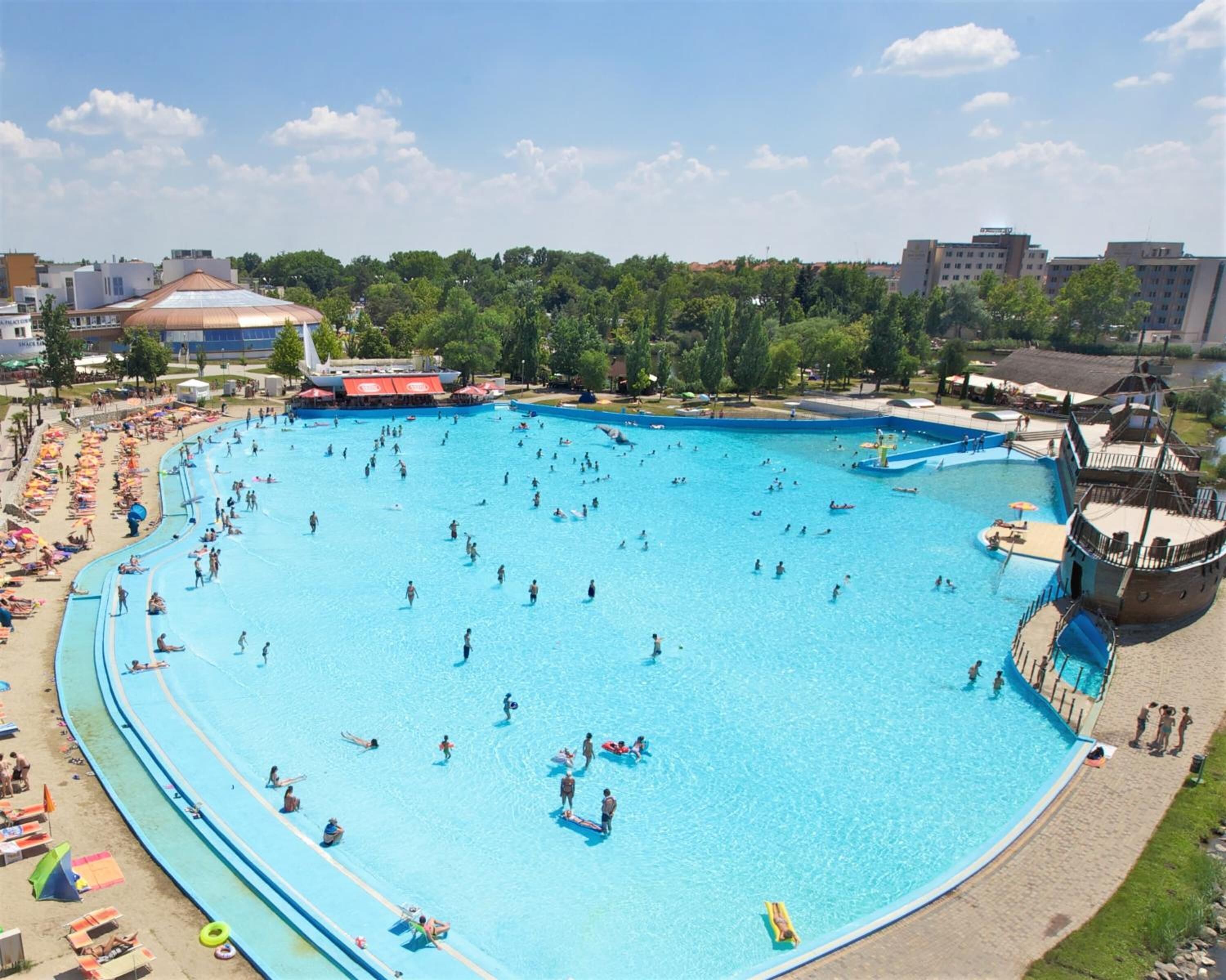 2 kolam renang tertutup, kolam renang terbuka, kerusi lepak pantai 