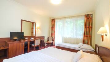 Minibar, caja de seguridad en la habitación y escritorio