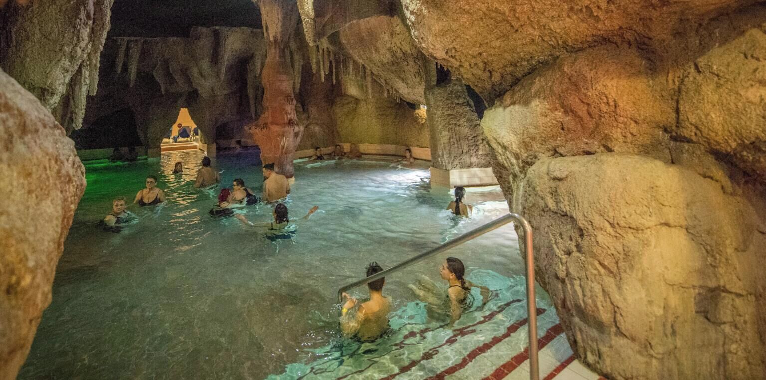 Ein Innenpool mit Felsformationen und klarem Wasser.