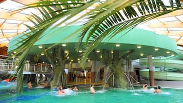 2 piscinas techadas, una piscina al aire libre