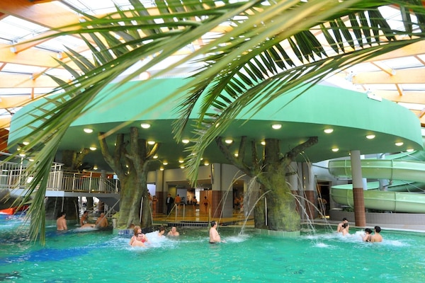 2 piscines couvertes, piscine extérieure, chaises longues